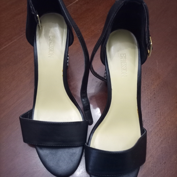 Expressions Black Heels - Picture 1 of 6